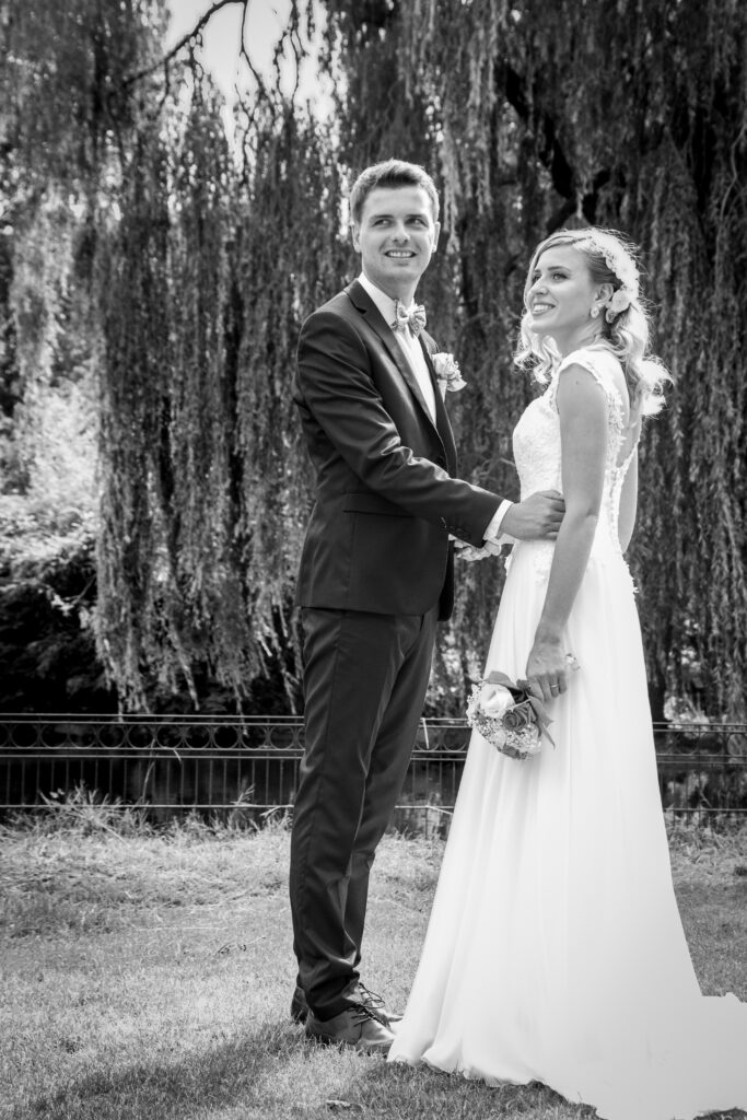 Anastasia et Julien, photo de mariage, noir et blanc, photo de couple, sourire, robe de mariée, moment de vie, anael jourdain photographe amateur lille dunkerque