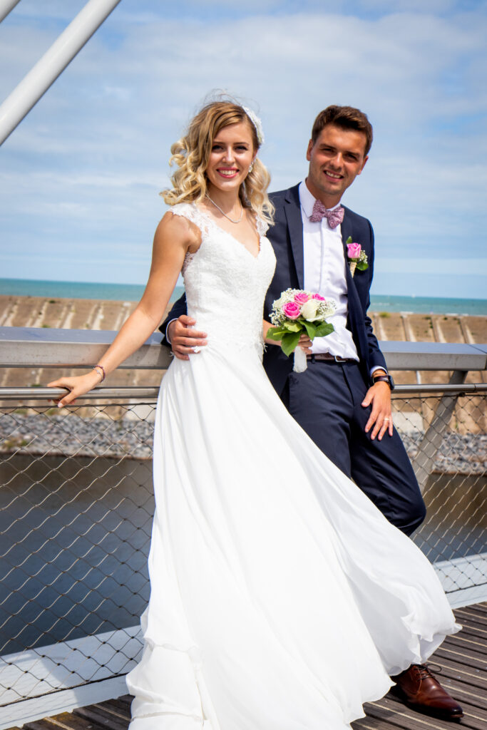 Anastasia et Julien, photo de mariage, couleur, homme tient femme robe de mariée main dans le dos, moment de vie, anael jourdain photographe amateur lille dunkerque