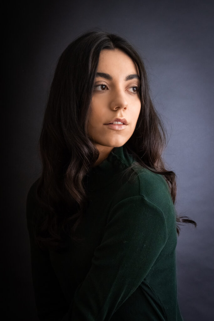 Angela, séance photo portrait studio, couleur, cheveux long et bruns, regard lointain, position 3/4, anael jourdain photographe amateur lille dunkerque