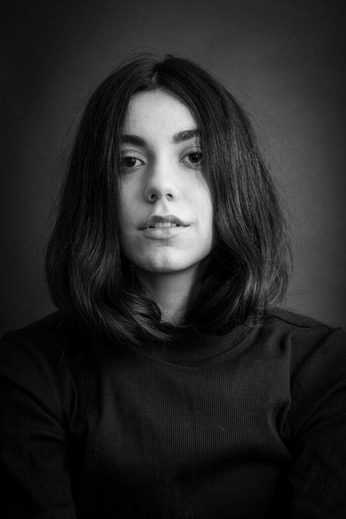 Angela, séance photo portrait studio, noir et blanc, cheveux long et bruns, regard vers l'objectif, anael jourdain photographe amateur lille dunkerque