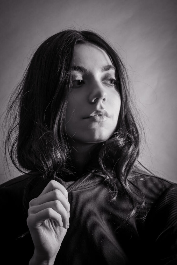 Angela, séance photo portrait studio, noir et blanc, cheveux long et bruns, regard tendre, anael jourdain photographe amateur lille dunkerque