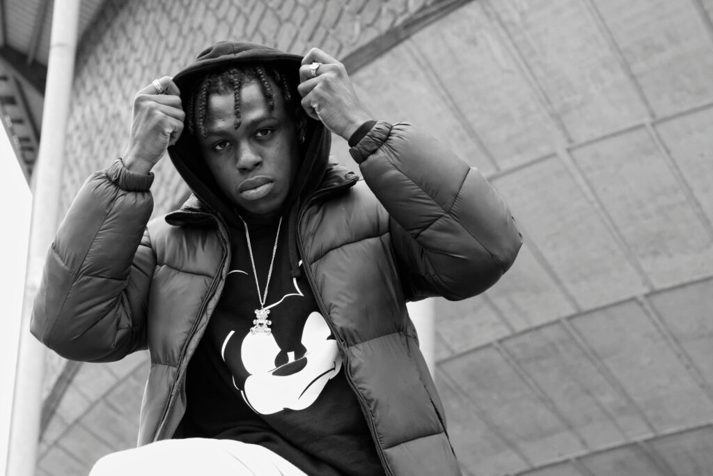 aymeric, jeune homme doudoune pull mickey et photo noir et blanc - série de photo portait en extérieur réalisée par Anael Jourdain Photographe Amateur Hauts-de-France