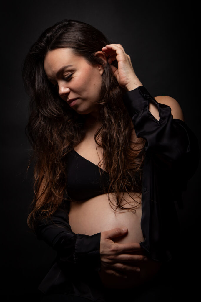 Cassandre, photo de grossesse, couleur, chemise noire, portrait studio, moment de vie, anael jourdain photographe amateur lille dunkerque