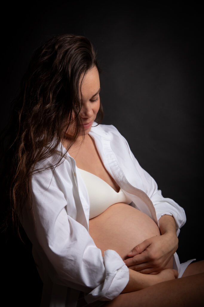 Cassandre, photo de grossesse, couleur, chemise blanche, portrait studio, moment de vie, anael jourdain photographe amateur lille dunkerque