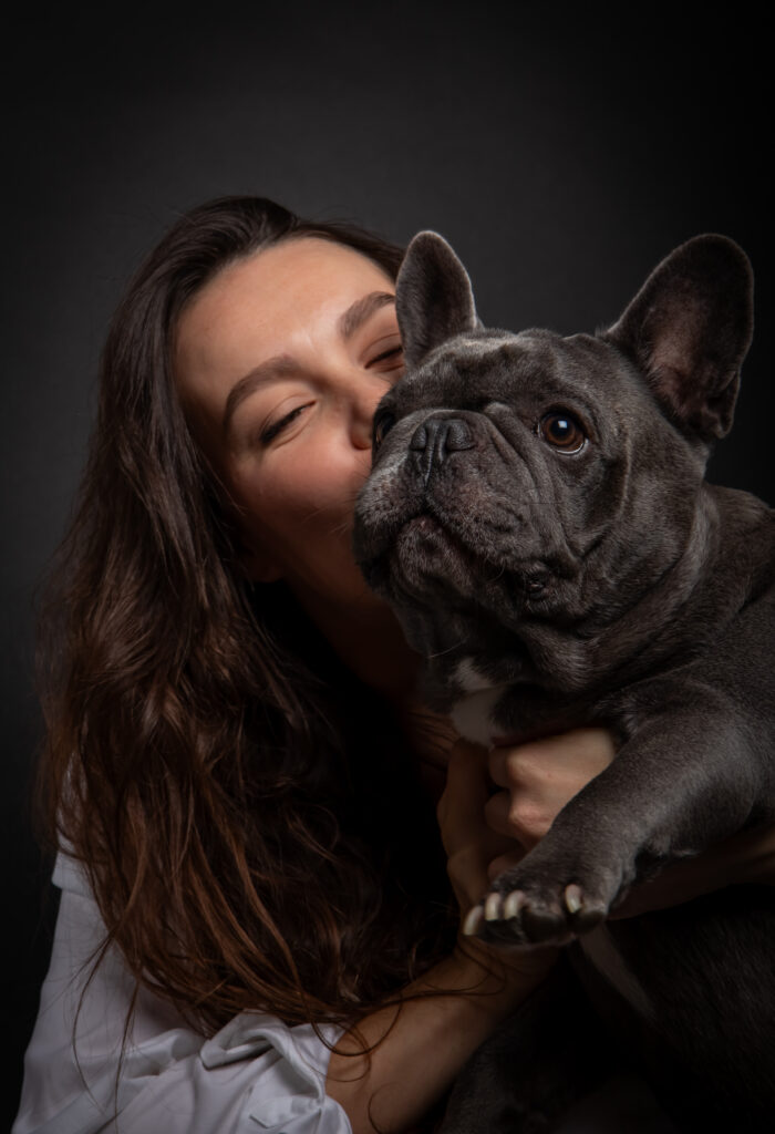 Cassandre, chopin le chien, bouledogue français, photo de grossesse, couleur, moment de vie, anael jourdain photographe amateur lille dunkerque