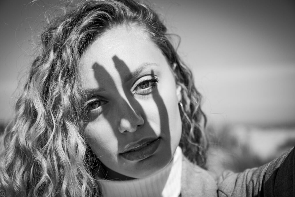 Elise, séance photo portrait extérieur noir et blanc, plage de malo les bains, ombre de la main sur le visage format paysage, anael jourdain photographe amateur lille dunkerque
