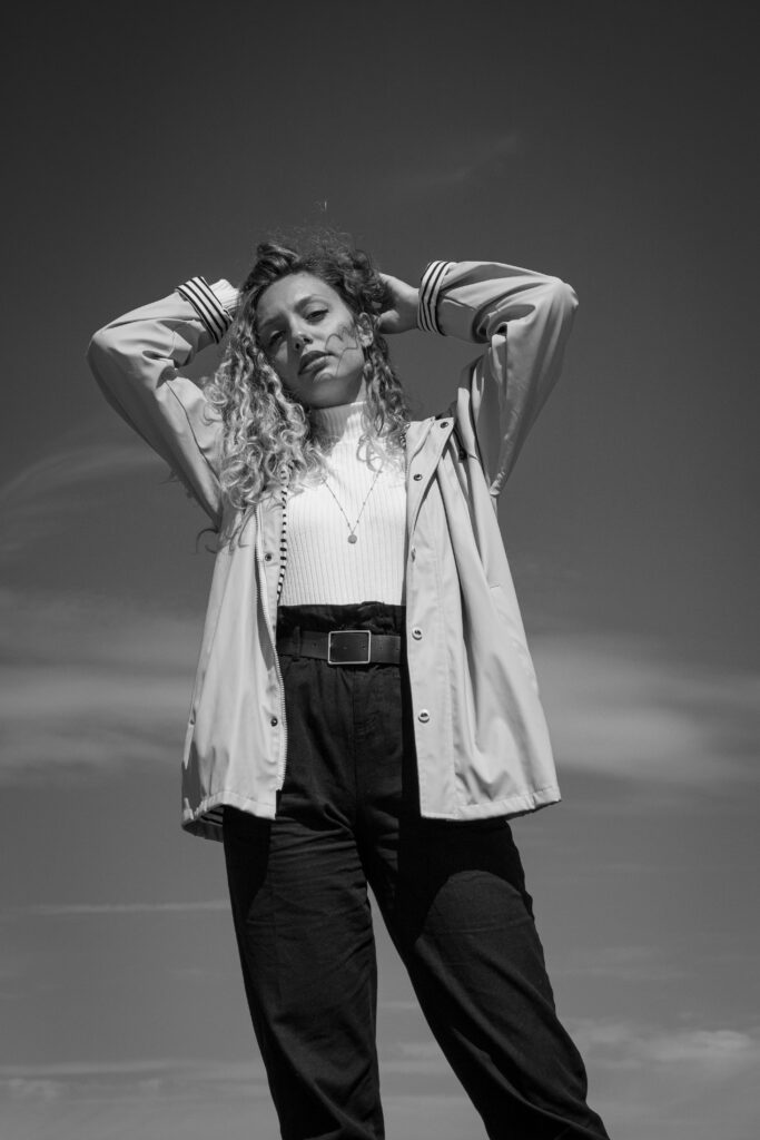 Elise, séance photo portrait extérieur noir et blanc, dunkerque, malo les bains, ciel bleu, ciré jaune, anael jourdain photographe amateur