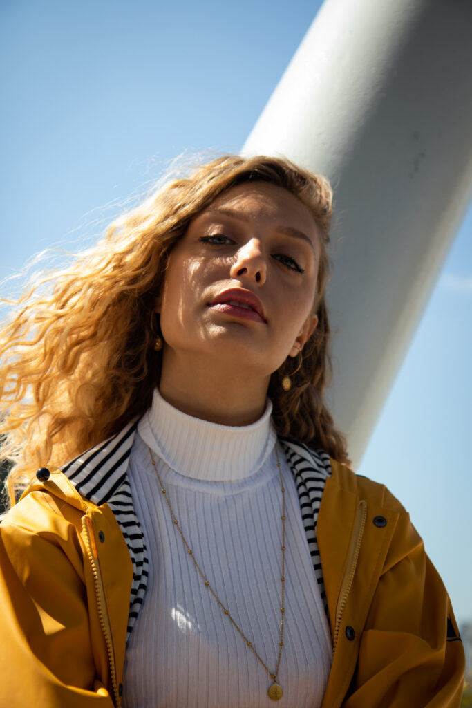 Elise, séance photo portrait extérieur, dunkerque, malo les bains, ciel bleu, ciré jaune, anael jourdain photographe amateur lille dunkerque