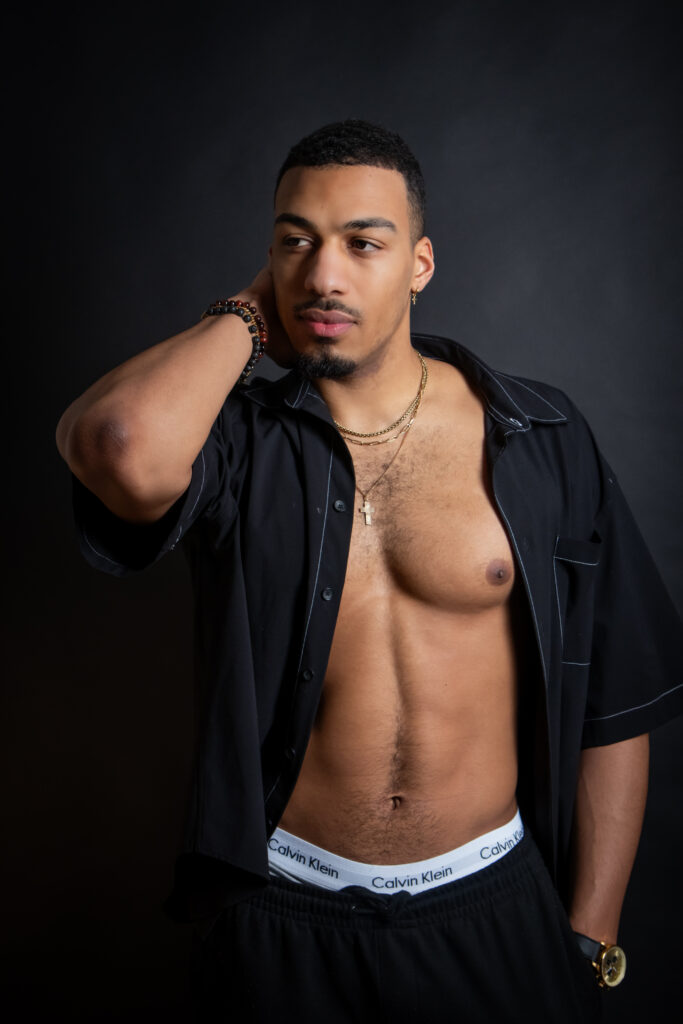 estede photo portrait studio couleur jeune homme torse nu, anael jourdain photographe amateur lille dunkerque hauts de france