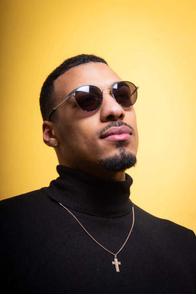 estede photo portrait studio couleur fond jaune, lunette de soleil, jeune homme anael jourdain photographe amateur lille dunkerque hauts de france