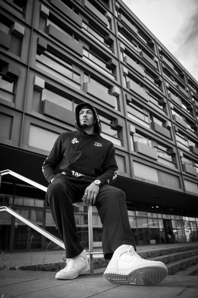 estede photo portrait extérieur noir et blanc urbain jeune homme torse nu, anael jourdain photographe amateur lille dunkerque hauts de france