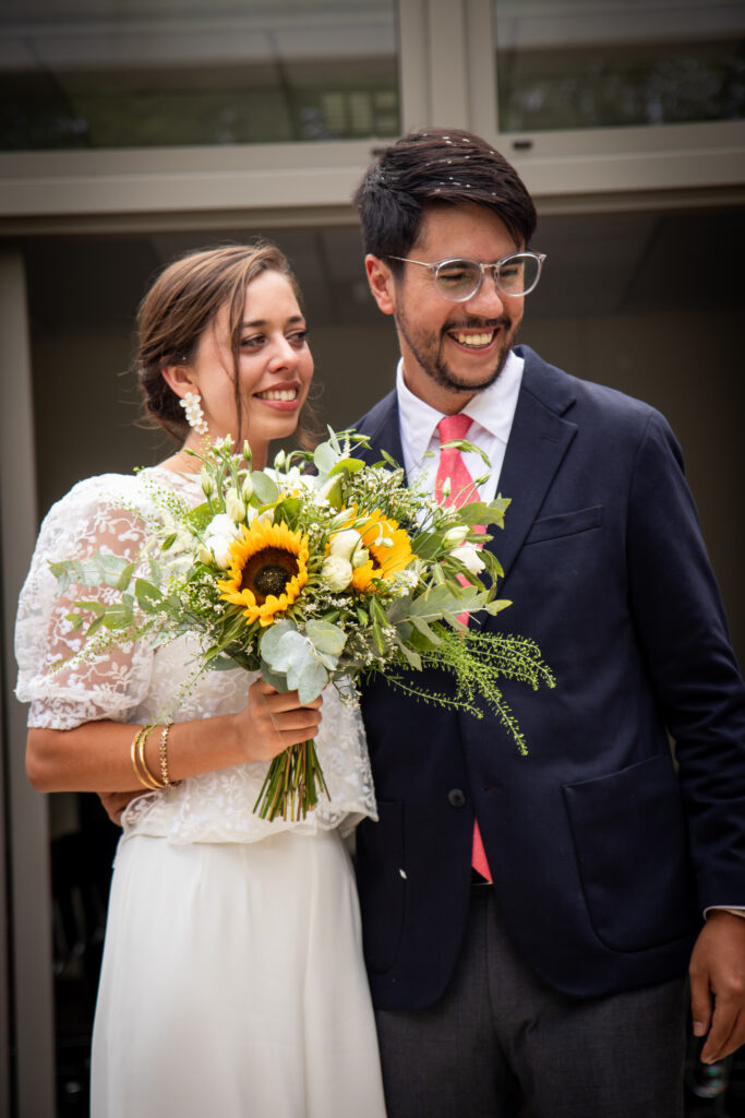 couple de mariés sortent de la mairie - série de photo de mariage de Hélène et Fede réalisée par Anael Jourdain Photographe Amateur Hauts-de-France