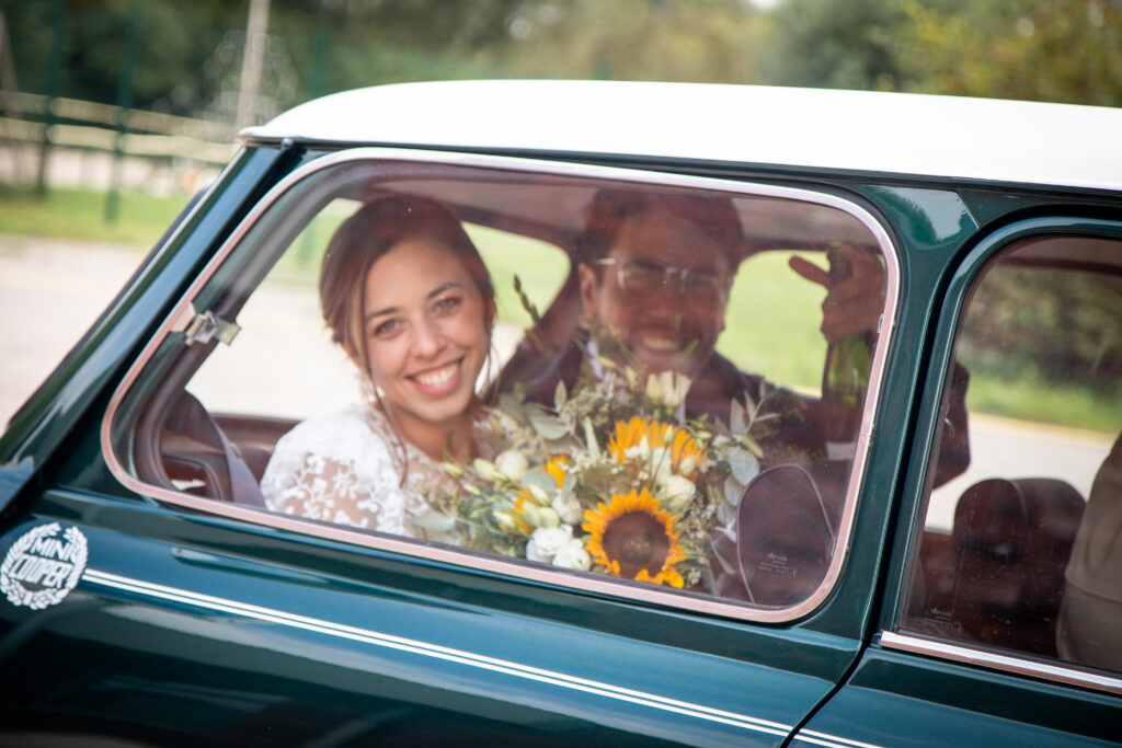 couple marié dans une voiture - série de photo de mariage de Hélène et Fede réalisée par Anael Jourdain Photographe Amateur Hauts-de-France