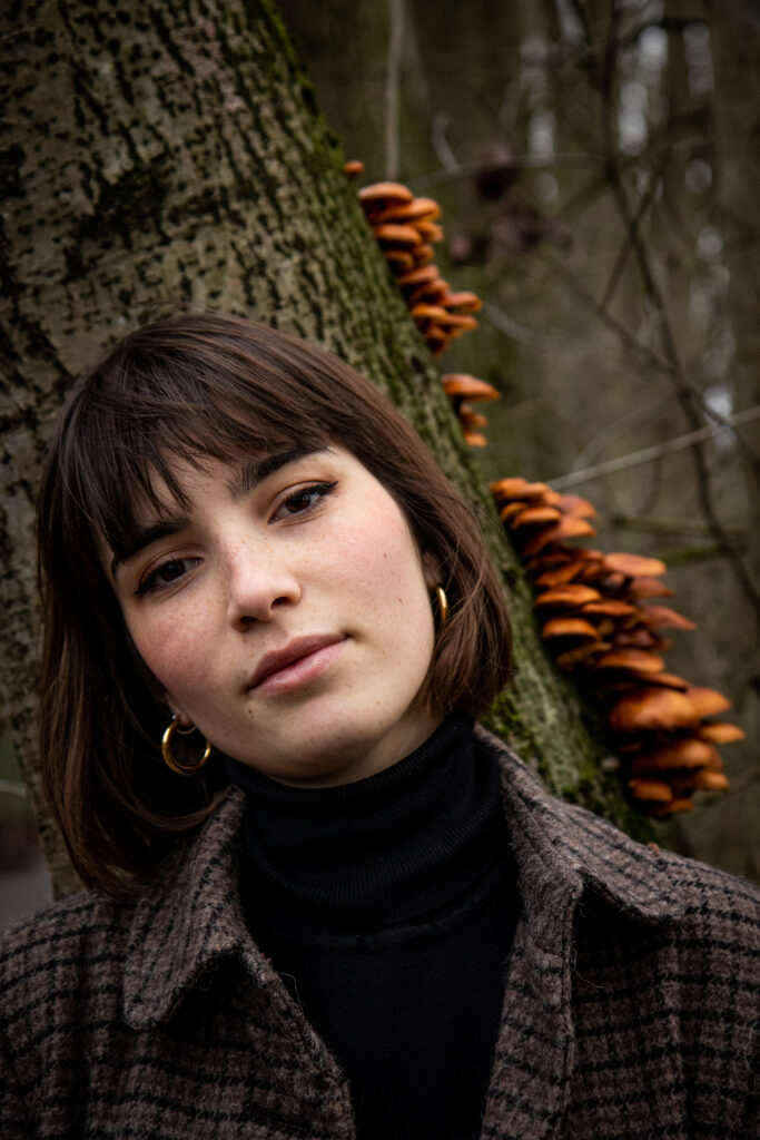 léa, photo portrait extérieur couleur, nature, champignon, veste carreaux, carré frange, automne, ton orangers - série de photo portait réalisée par Anael Jourdain Photographe Amateur Hauts-de-France
