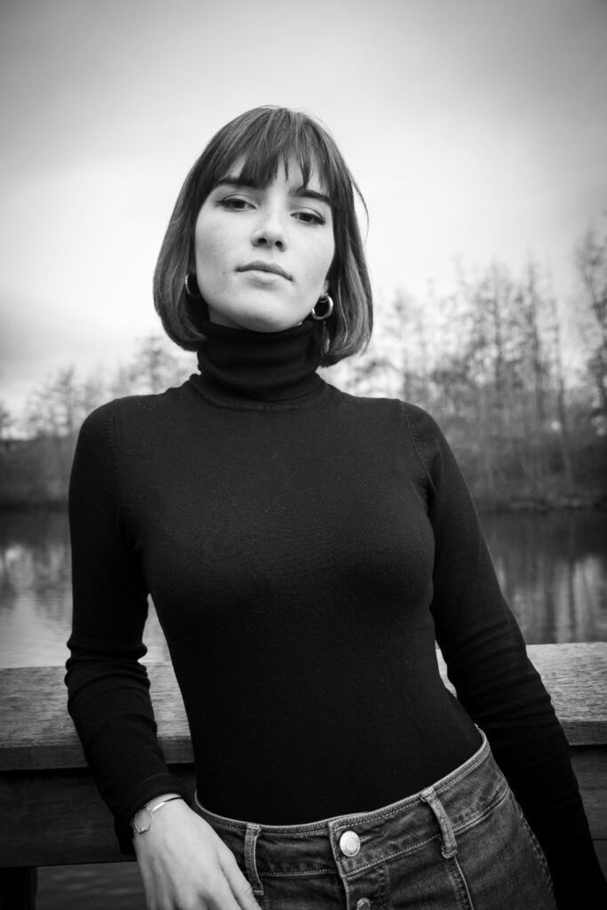 léa, photo portrait extérieur noir et blanc, nature, col roulé, carré frange, automne - série de photo portait réalisée par Anael Jourdain Photographe Amateur Hauts-de-France