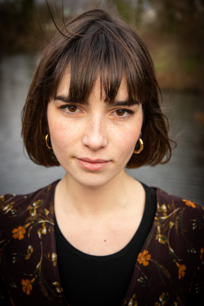 léa, photo portrait extérieur couleurs, natur, carré frange, haut à fleur, automne - série de photo portait réalisée par Anael Jourdain Photographe Amateur Hauts-de-France