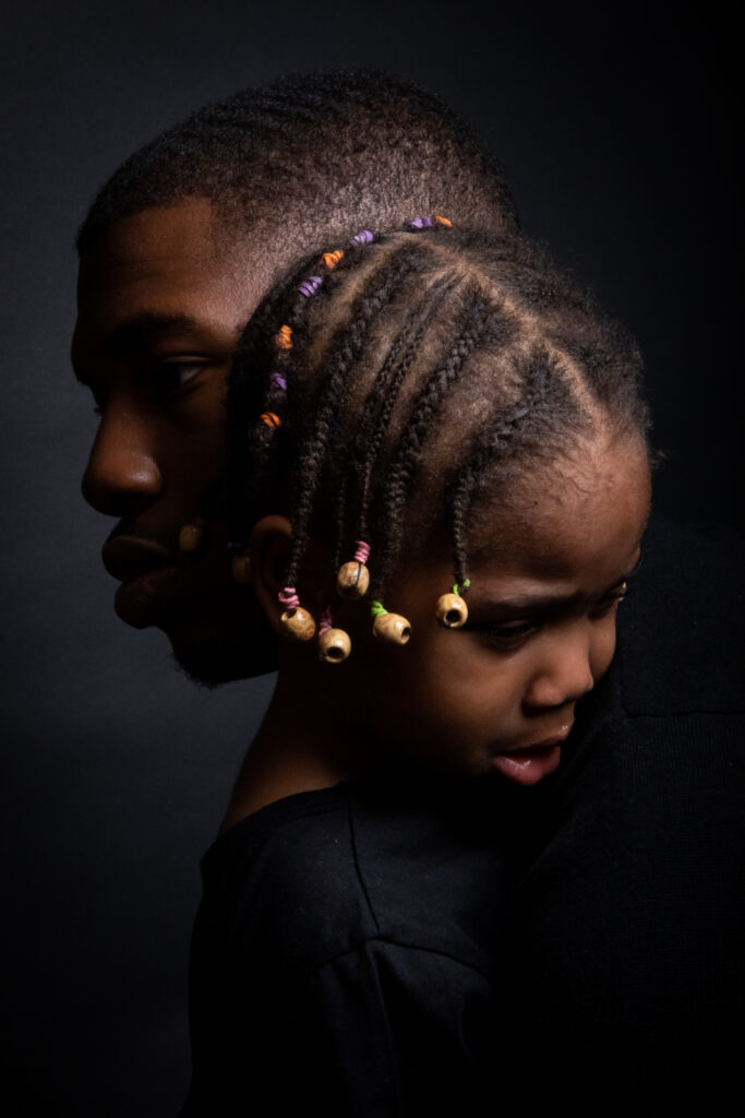 mamad, photo studio, soeur, petite fille dans les bras, jeune homme noir - série de photo portait réalisée par Anael Jourdain Photographe Amateur Hauts-de-France