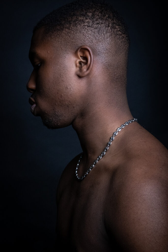 mamad, photo studio, torse nu de profil, jeune homme noir - série de photo portait réalisée par Anael Jourdain Photographe Amateur Hauts-de-France