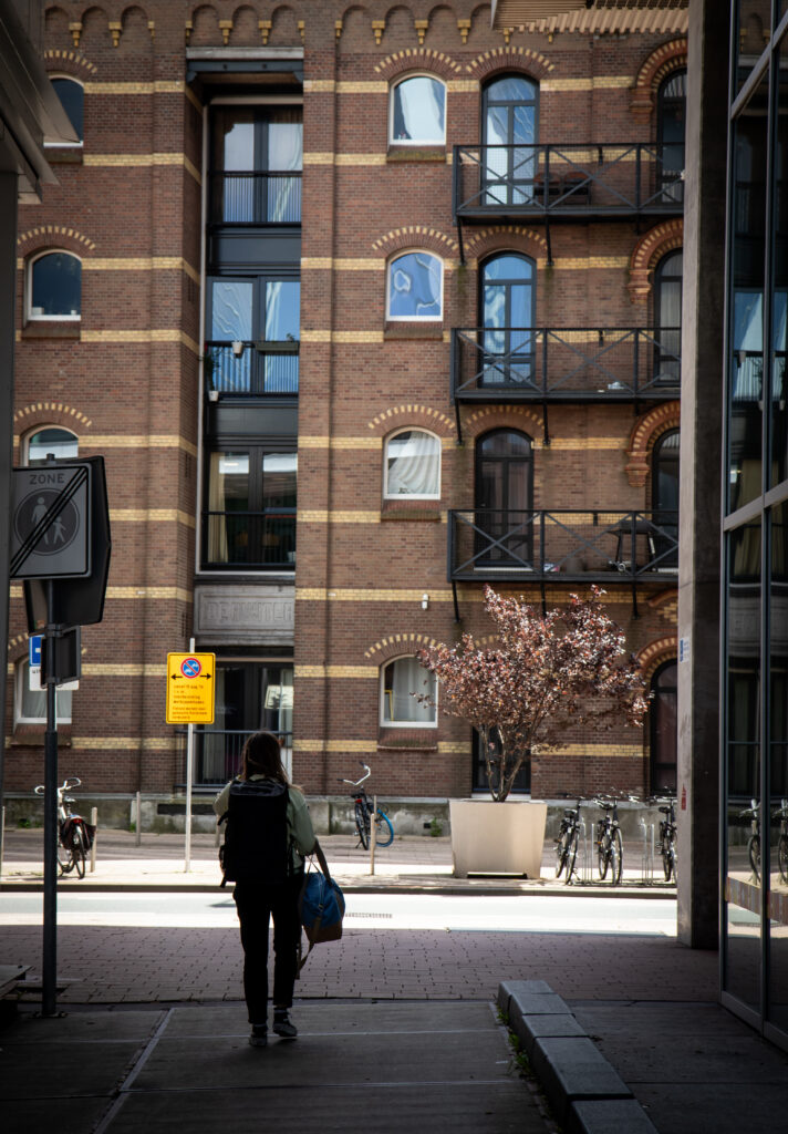 Rotterdam 2024, street photographie, couleur, building, photo architecture, femme de dos, anael jourdain photographe amateur lille dunkerque