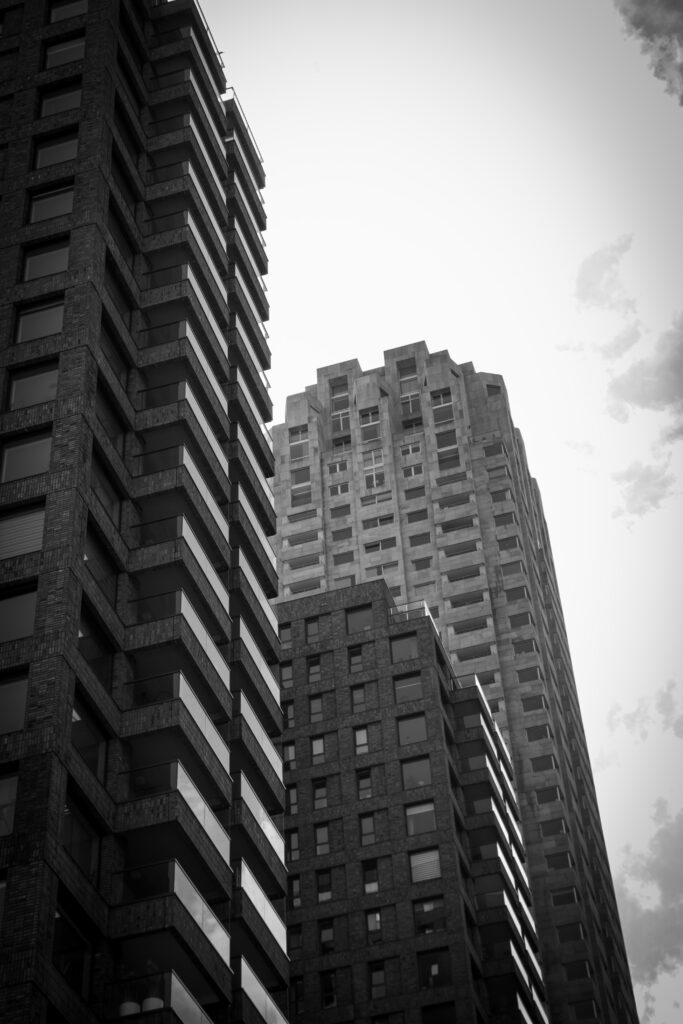 Rotterdam 2024, street photographie, noir et blanc, photographie urbaine, architecture moderne, anael jourdain photographe amateur lille dunkerque