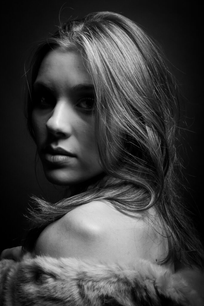 solene, photo studio noir et blanc, cheveux blond, épaule dénudée - série de photo portait réalisée par Anael Jourdain Photographe Amateur Hauts-de-France
