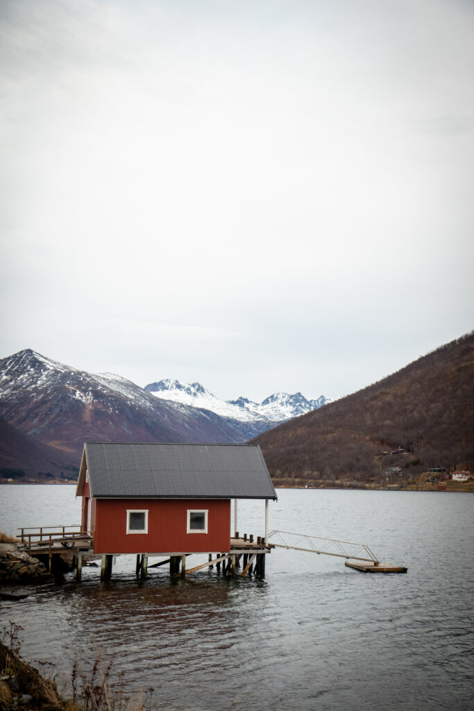 cabane au bord d'un lac - série photos de norvège - tromso, réalisée par Anaël Jourdain Photographe Amateur Hauts-de-France