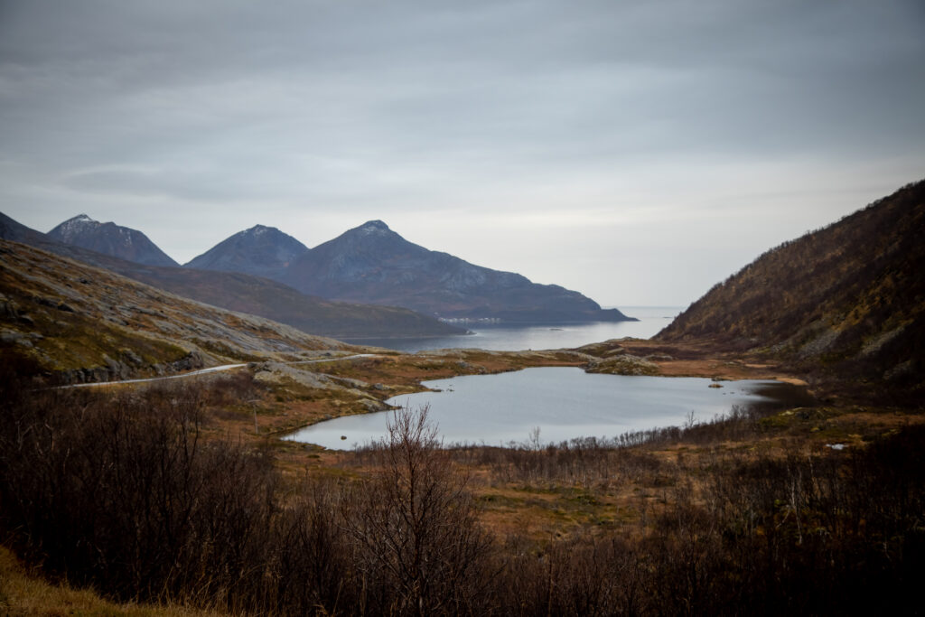 vue panoramique sur un lac et un fjord - série photos de norvège - tromso, réalisée par Anaël Jourdain Photographe Amateur Hauts-de-France