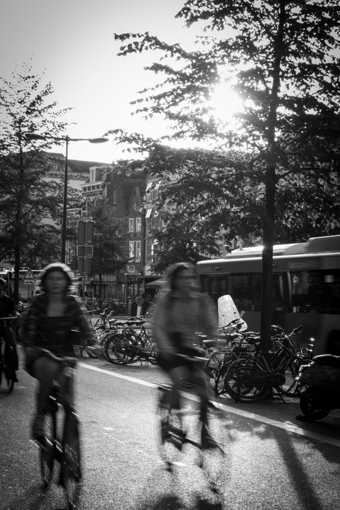Utrecht 2024, street photographie, noir et blanc, femmes à velo, flou de vitesse, anael jourdain photographe amateur lille dunkerque