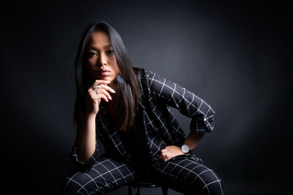 victoire, portrait studio, costume à carreaux, photo couleur - série de photo portait réalisée par Anael Jourdain Photographe Amateur Hauts-de-France