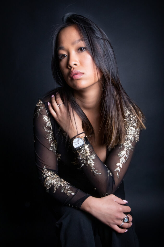 victoire, portrait studio, haut brodé perles transparent, photo couleur format vertical - série de photo portait réalisée par Anael Jourdain Photographe Amateur Hauts-de-France