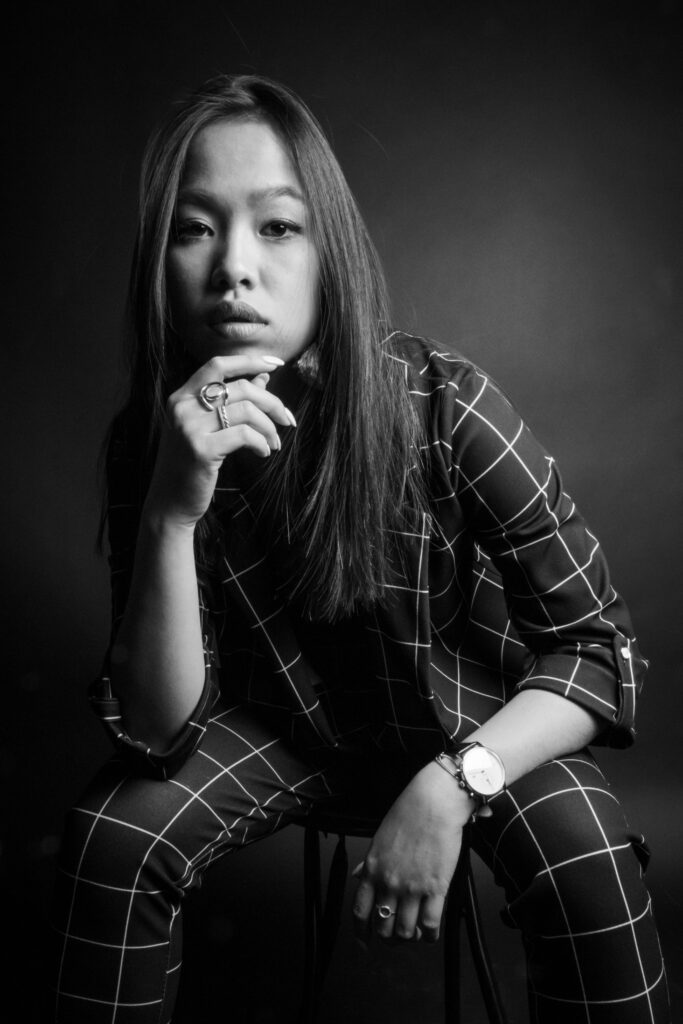 victoire, portrait studio, costume à carreaux, photo noir et blanc format vertical - série de photo portait réalisée par Anael Jourdain Photographe Amateur Hauts-de-France